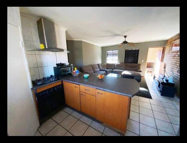 4 BEDROOM TOWNHOUSE FOR SALE IN CASTLEVIEW